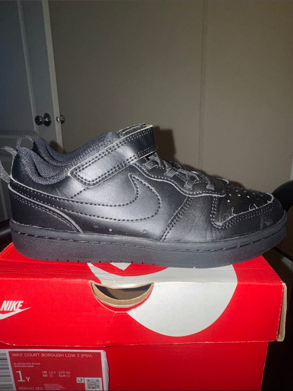 Nike Kids Black Low-Top Sneakers with Velcro Strap - Picture 8 of 15
